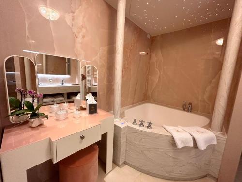 利尼亚诺萨比亚多罗Riviera Resort Hotel的带浴缸和盥洗盆的浴室