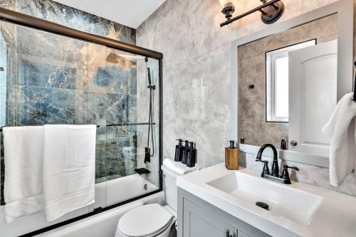 好莱坞Walkabout 8 Tower Suite with Panoramic Ocean Views的一间带水槽、卫生间和淋浴的浴室