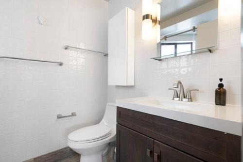 劳德代尔堡111 Unit 8 Waterfront home with Boat rentals available的白色的浴室设有卫生间和水槽。