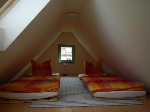 ZempowFerienlandhaus Zempow的带2张床的阁楼客房