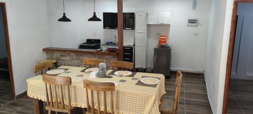 科韦尼亚斯Apartamento Completo Amoblado Thomy - 700 metros del Mar - Coveñas的厨房配有桌椅和冰箱。