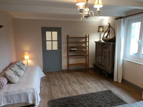 翁弗勒尔Lovely cottage in Honfleur center的一间卧室配有一张带白色床单的床和一扇窗户。