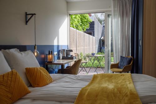 科特海讷德吉尔泰泽乌酒店的一间卧室配有一张床,享有庭院的景色