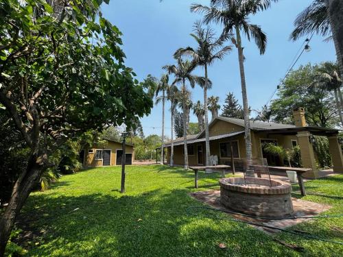 科连特斯La Quinta的一个带长凳和棕榈树的庭院的房子