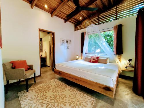 别霍港Satta Lodge的一间卧室设有一张大床和一个窗户。
