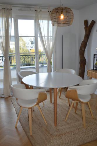 勒普莱西罗班松Cosy nest 6km from Paris的一间配备有白色桌椅的用餐室