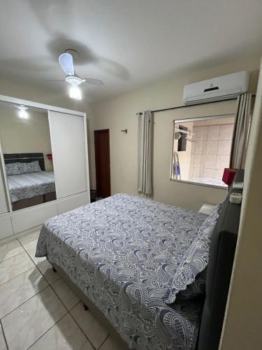 瓦拉达里斯州长市Andres' Home Vila Bretas的一间卧室配有一张床和一面大镜子