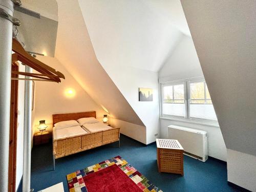 蒂门多夫Ferienwohnung Haus 2的阁楼间 - 带床和窗户