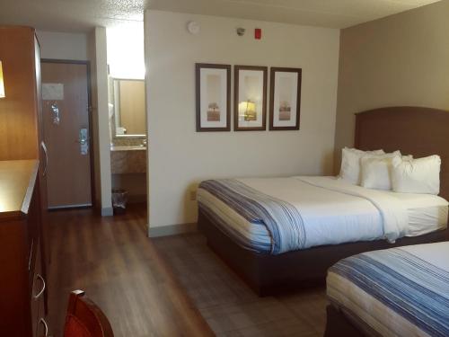 迪金森迪金森阿美瑞辛酒店 - 温德姆集团旗下的酒店客房带两张床和一间浴室