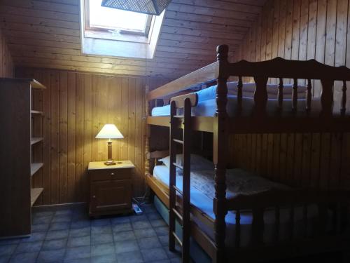 勒蒂约Location chalets的小屋内带两张双层床的客房