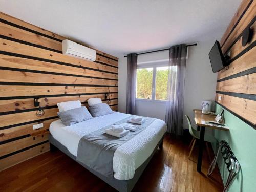 LesperonHôtel Paris Madrid的一间卧室配有一张木墙床
