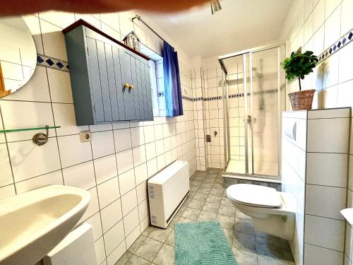 蒂门多夫Ferienwohnung Haus 2的一间带卫生间和水槽的浴室