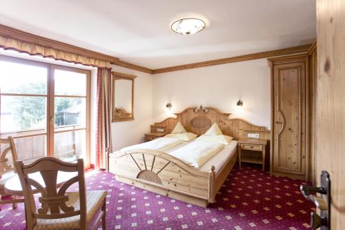 基茨比厄尔斯密丁格尔住宿加早餐旅馆的一间卧室配有一张床、一张书桌和一个窗户。