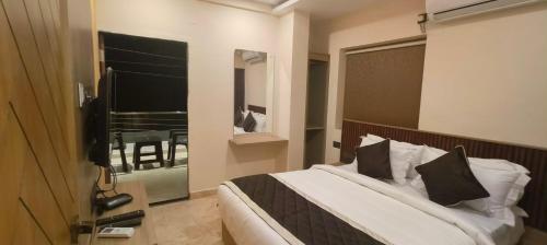 维沙卡帕特南Nebo Suites的一间卧室配有一张床,窗户配有桌子