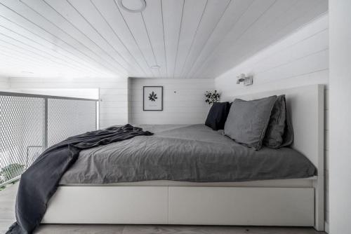 哥德堡Discover Gothenburg from equpped Studio的一间白色客房内的床铺卧室