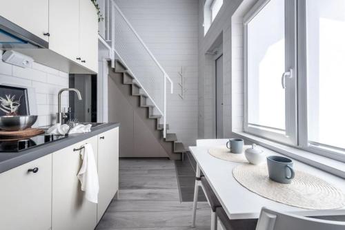 哥德堡Discover Gothenburg from equpped Studio的一间厨房,配有白色橱柜和楼梯