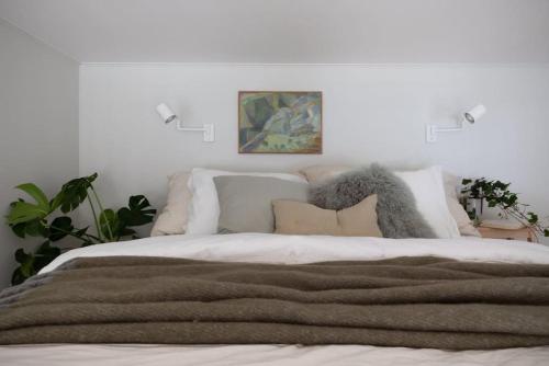 哥德堡Central Gothenburg Retreat for 6 guests的卧室配有一张带白色墙壁的大床