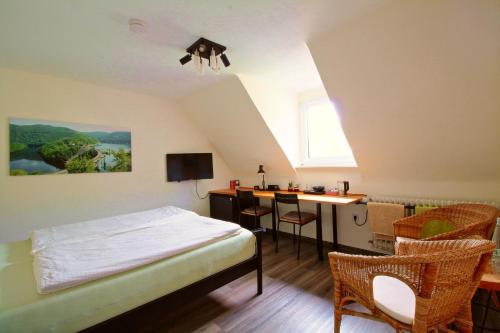 施莱登Toms Gästehaus的一间卧室配有一张床和一张书桌