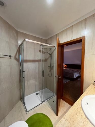 阿威罗Areal da Ria的浴室里设有玻璃门淋浴