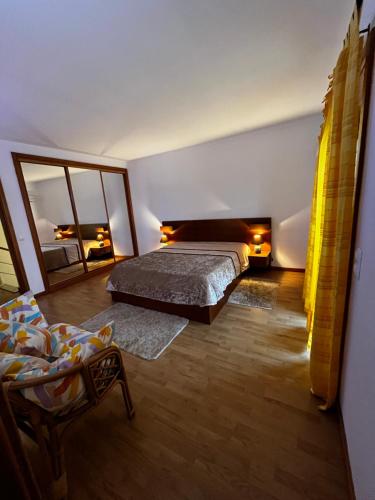 阿威罗Areal da Ria的一间卧室配有一张床和一个沙发