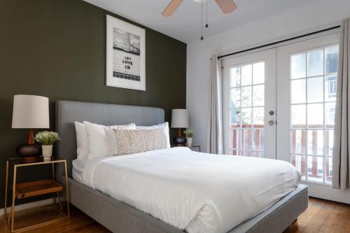奥斯汀Locale Bouldin Creek - Austin的卧室设有一张白色大床和一扇窗户。