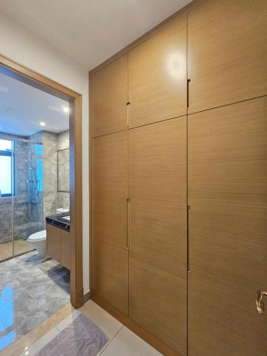 新山R&F Princess Cove JB Apartment Suites By SC Homestay的配有木制橱柜和淋浴的浴室