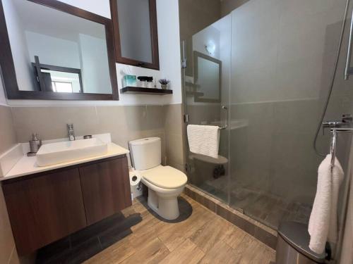 危地马拉L1C 301 - Boutique apartment in Cayala for 4 guests的浴室配有卫生间、盥洗盆和淋浴。