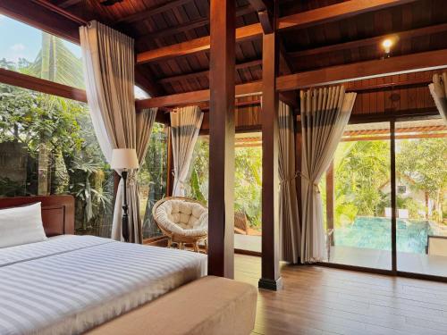 Buôn EnaoHapu Garden homestay的一间卧室设有一张床和一个大窗户