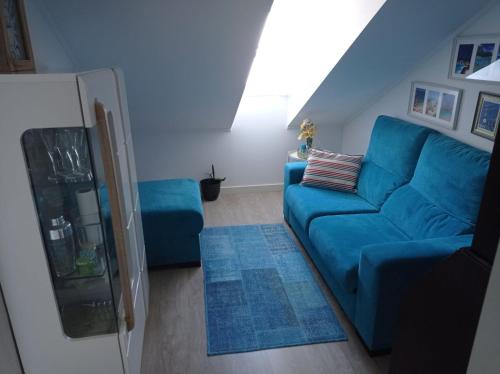 塞沙尔Seixal Yachting Bay Apartments的客厅配有蓝色的沙发和蓝色的地毯。