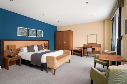 泰恩河畔纽卡斯尔皇家车站酒店 - 凯恩连锁酒店成员的配有一张床和一张书桌的酒店客房