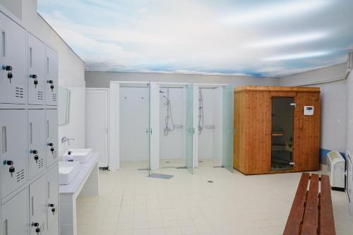克桑西小木屋酒店的一间带两个盥洗盆和两个淋浴间的浴室