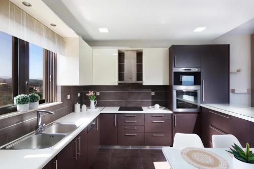 普拉塔尼亚斯Villa Elisabeth View的厨房配有深褐色橱柜和白色家电
