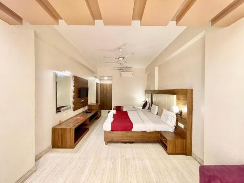 瓦拉纳西Hotel Rudraksh ! Varanasi ! fully-Air-Conditioned hotel at prime location with Parking availability, near Kashi Vishwanath Temple, and Ganga ghat的一间卧室,卧室内配有一张大床