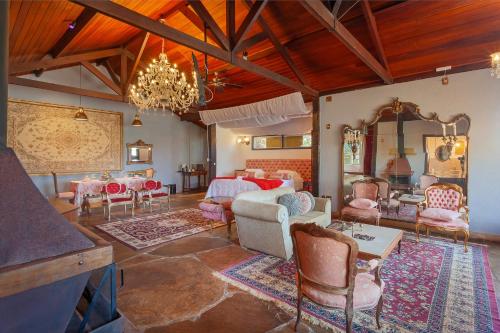 拉夫拉斯诺瓦斯Pousada Loft da Serra的客厅配有家具和吊灯。