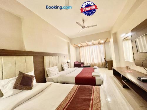 Hotel Rudraksh ! Varanasi ! fully-Air-Conditioned hotel at prime location with Parking availability, near Kashi Vishwanath Temple, and Ganga ghat客房内的一张或多张床位