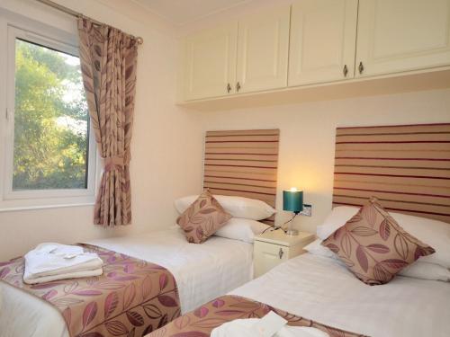 欧克汉普敦3 Bed in Okehampton 49134的小型客房 - 带2张床和窗户