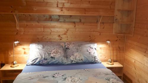 Przytoczna Agroturystyka Polana Harmonii的一间卧室配有一张木墙床