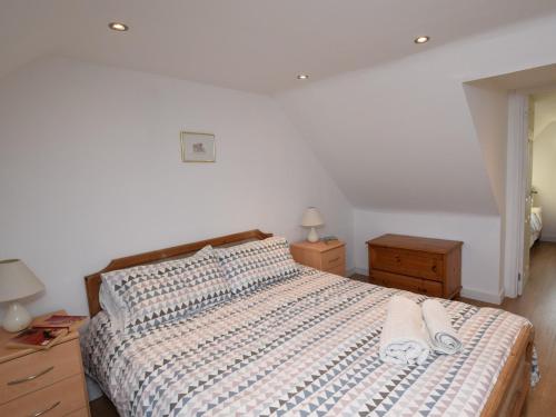 Sollas3 Bed in North Uist 77239的一间卧室配有一张床,上面有两条毛巾