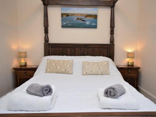 Black Torrington2 Bed in Holsworthy 77555的一间卧室配有带毛巾的床