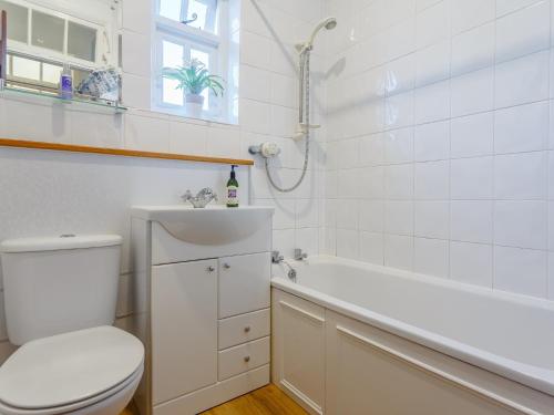 Black Torrington2 Bed in Holsworthy 77555的白色的浴室设有卫生间和浴缸。