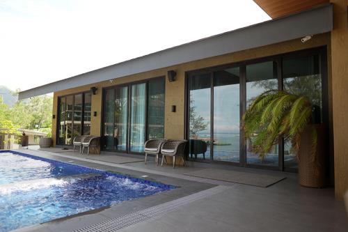 Emon Pulo Beach Resort的房屋旁带游泳池的房子