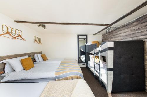 布里斯托The Pine Cabins including Games Room, Camp fire & Hot tub的一间卧室设有两张床和木墙