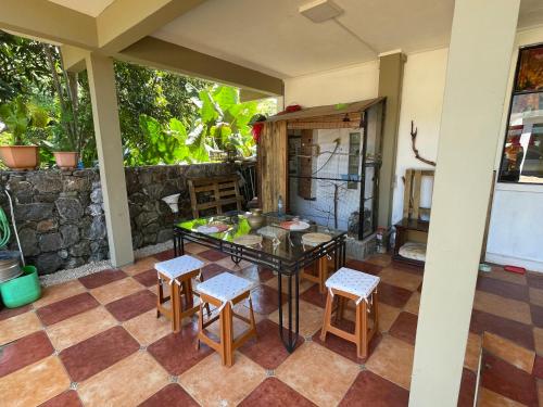 SurinamKowlessur Residence的庭院配有桌椅和柜台。