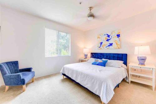 洛杉矶HubLife Your Private Oasis in the Heart of Marina del Rey的一间卧室配有蓝色的床和蓝色椅子