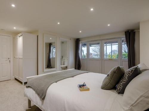 佩恩顿1 bed in Paignton 78200的卧室设有白色大床和窗户。