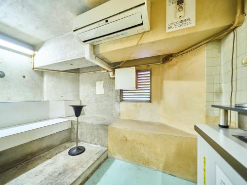 大垣Okasan Hotel - Vacation STAY 66120v的一间带水槽和炉灶的小厨房