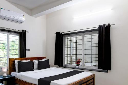 KhandagiriOYO Flagship SS INN Hotels & Homes的一间卧室设有一张大床和一个窗户。