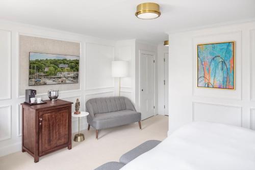 卡姆登卡姆登港口瑞莱斯城堡酒店的一间卧室配有一张床、一把椅子和一张桌子