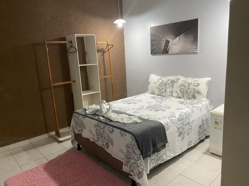 阿拉皮拉卡CONFORT HOTEL ARAPIRACA的卧室配有一张床和粉红色地毯。