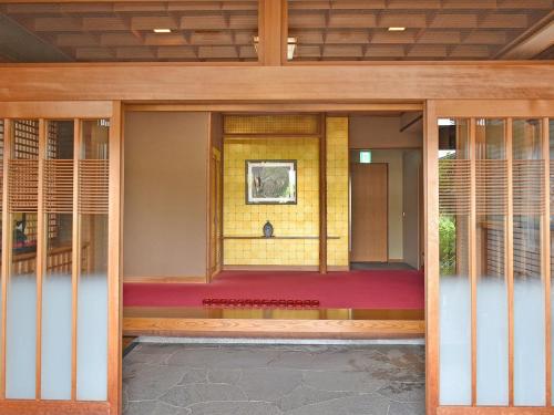 EchizenHotel Akaboshitei - Vacation STAY 57417v的从带窗户的房间内部可欣赏到风景